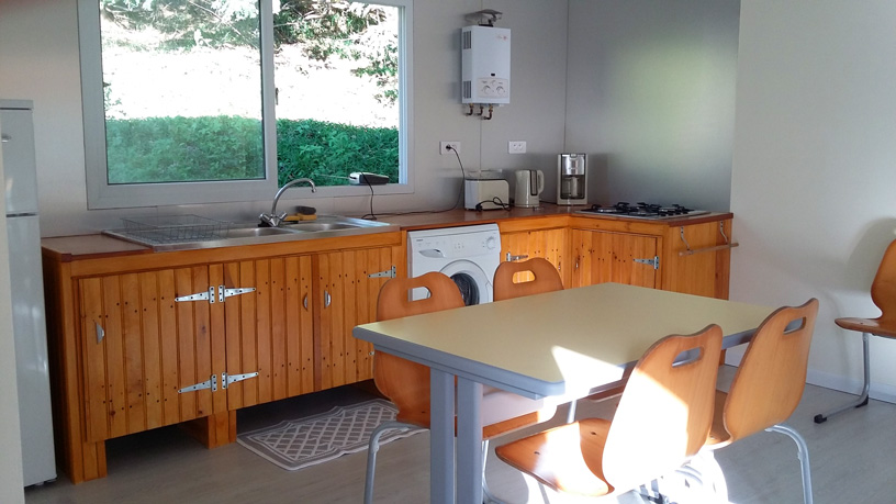 Séjour avec cuisine équipée ainsi qu'une machine à laver le linge