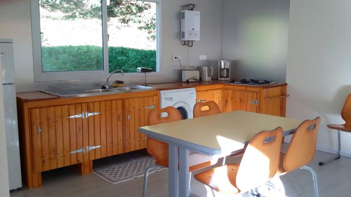 Séjour avec cuisine équipée ainsi qu'une machine à laver le linge